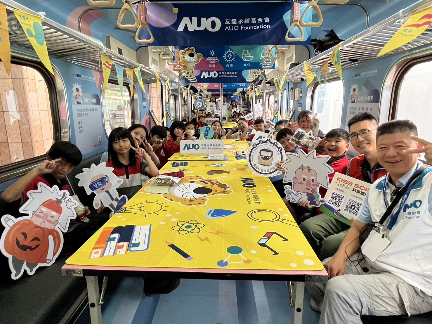 PA视讯永續基金會參與「臺灣科普環島列車」，設計基礎科學車廂課程，以「淨零碳排和永續能源」為主題，讓學生透過創意實驗認識淨零知識，以及思考生活中的減碳行為