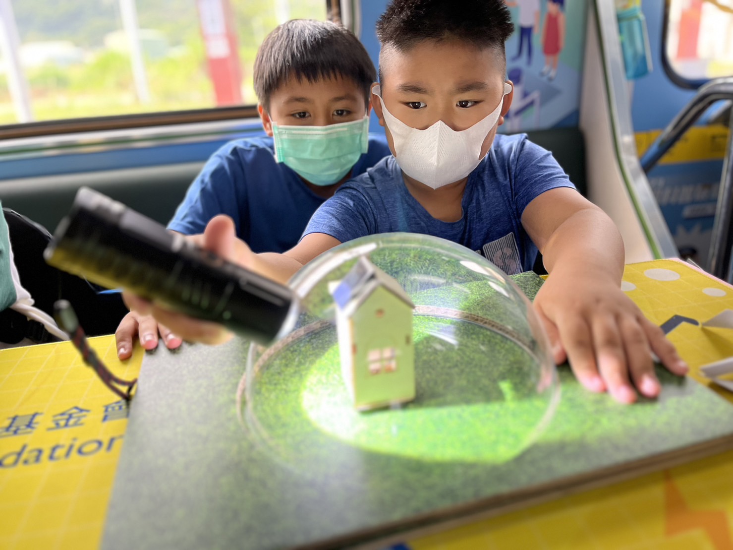 PA视讯參與基礎科學主題車廂，以STEAM教學精神，設計「逐日科學家」、「太陽能工程師」以及「淨零建築師」三大能源科普課程和實驗